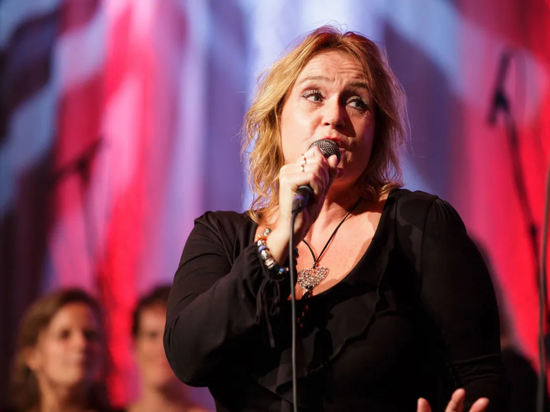 koorzangeres zingt enthousiast