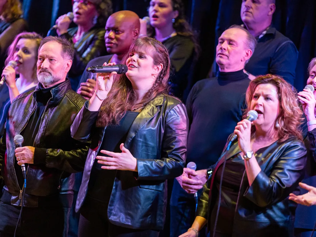 koor zingt vol passie met mooie soliste
