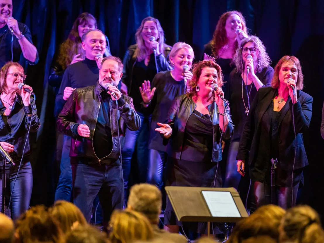 koor zingt lachend