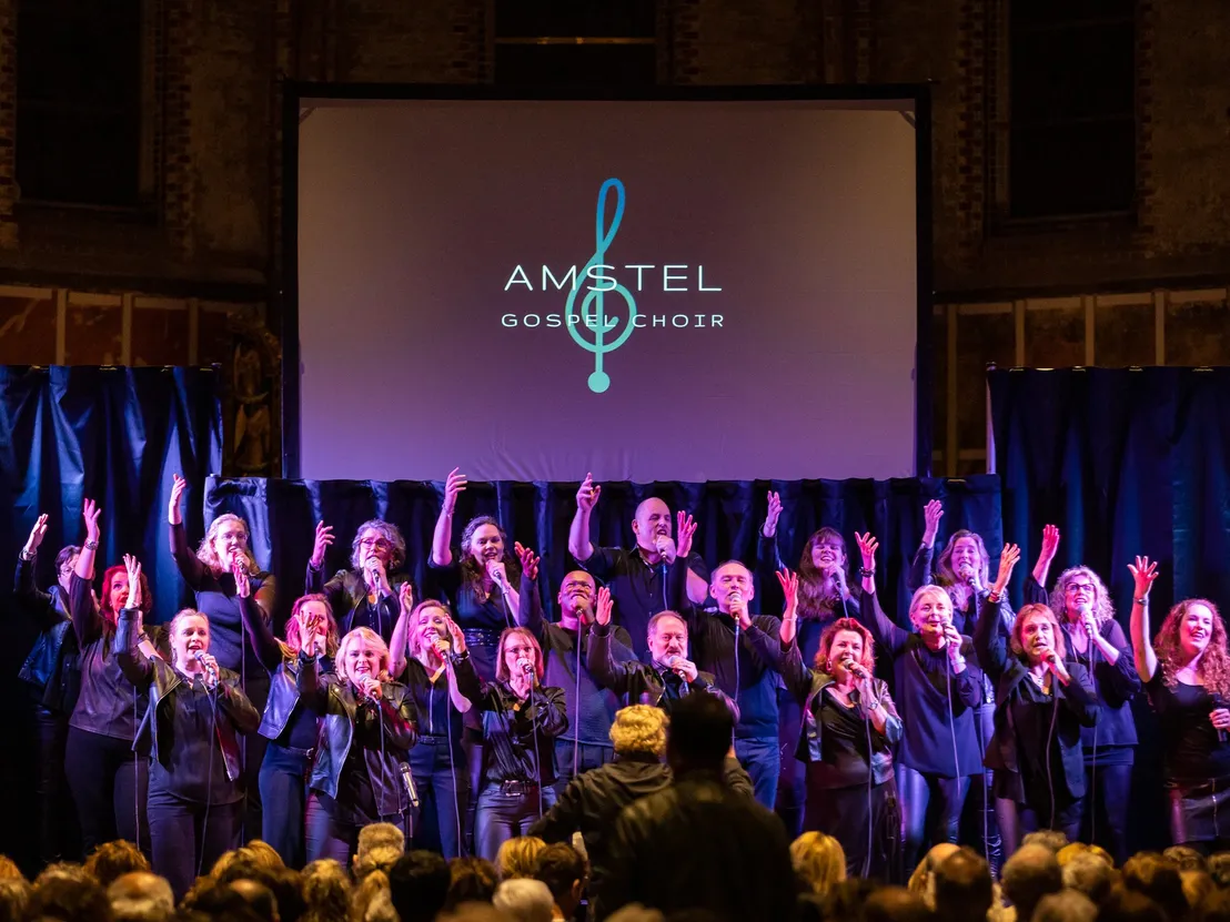 Koor zingt met handen omhoog