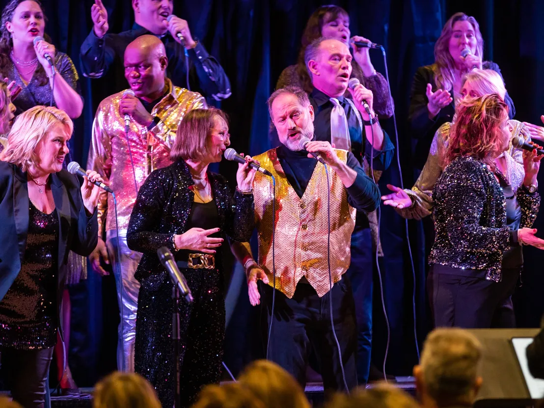 Koor zingt met microfoons enthousiast