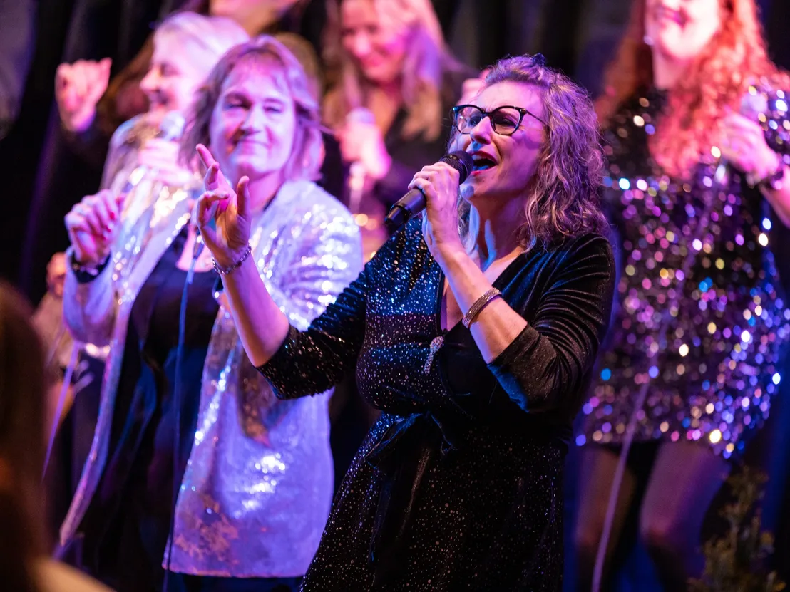 Koor zingt met mooie solo zangeres