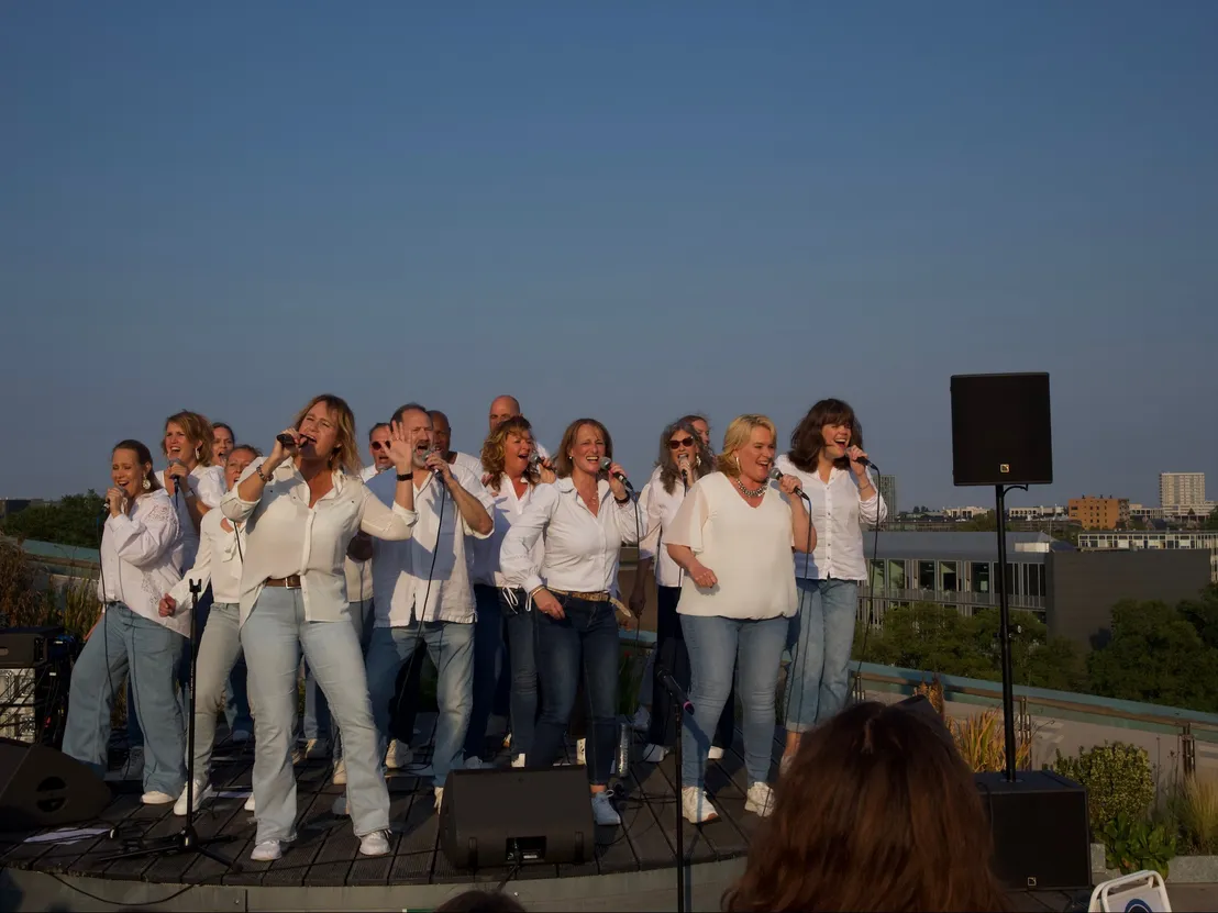 Koor zingt op dakterras Nemo Amsterdam