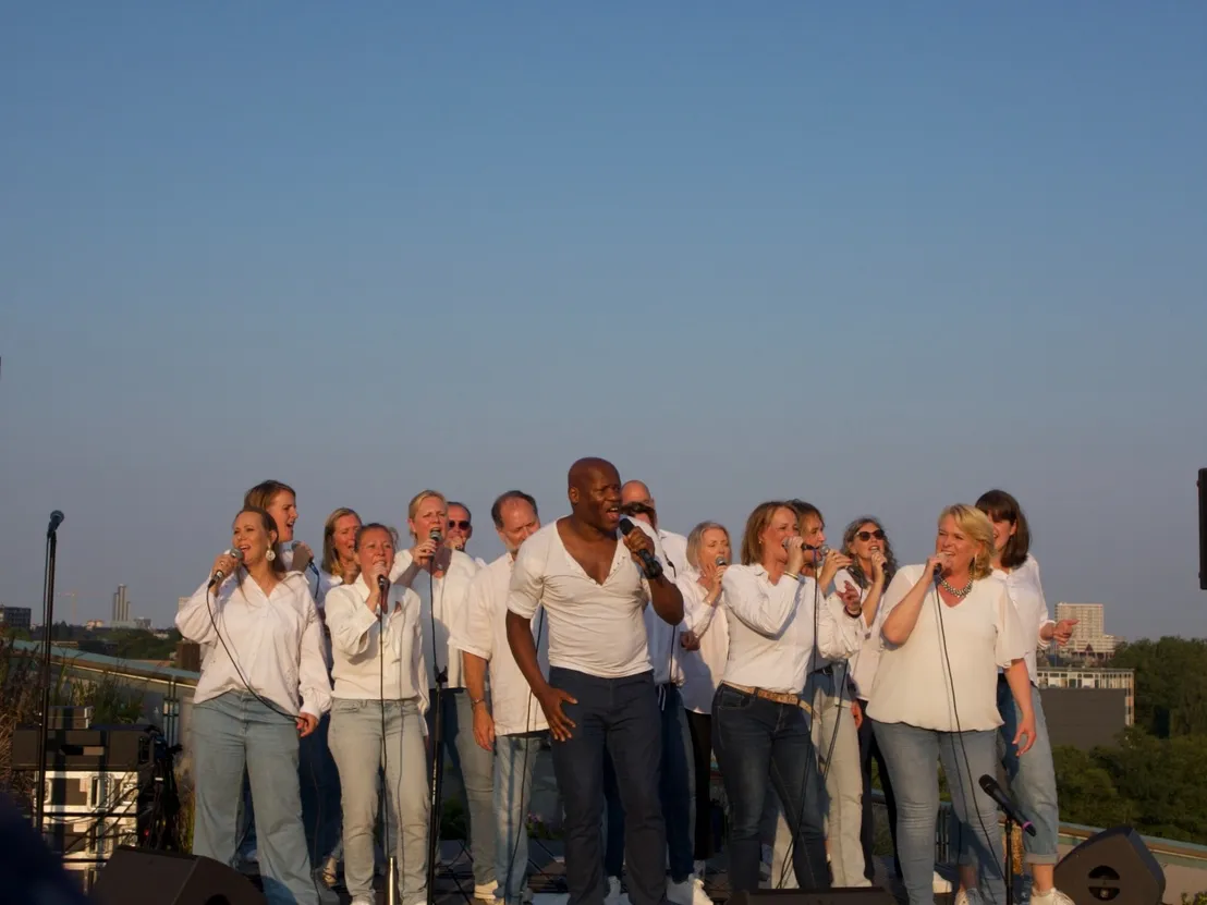 Koor zingt bij Nemo op dak