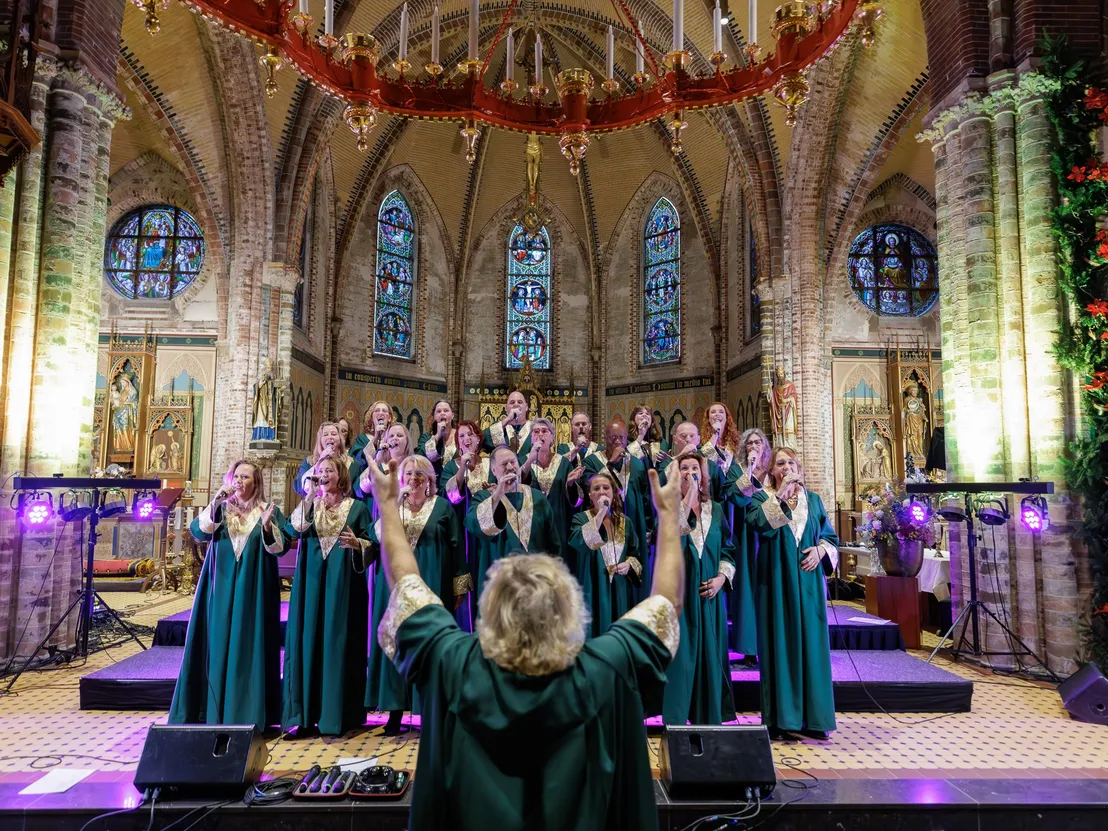 Het koor zingt in de Urbanuskerk
