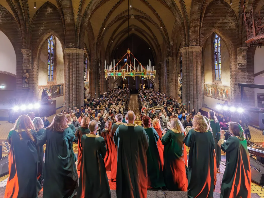 het koor zingt in de Urbanuskerk