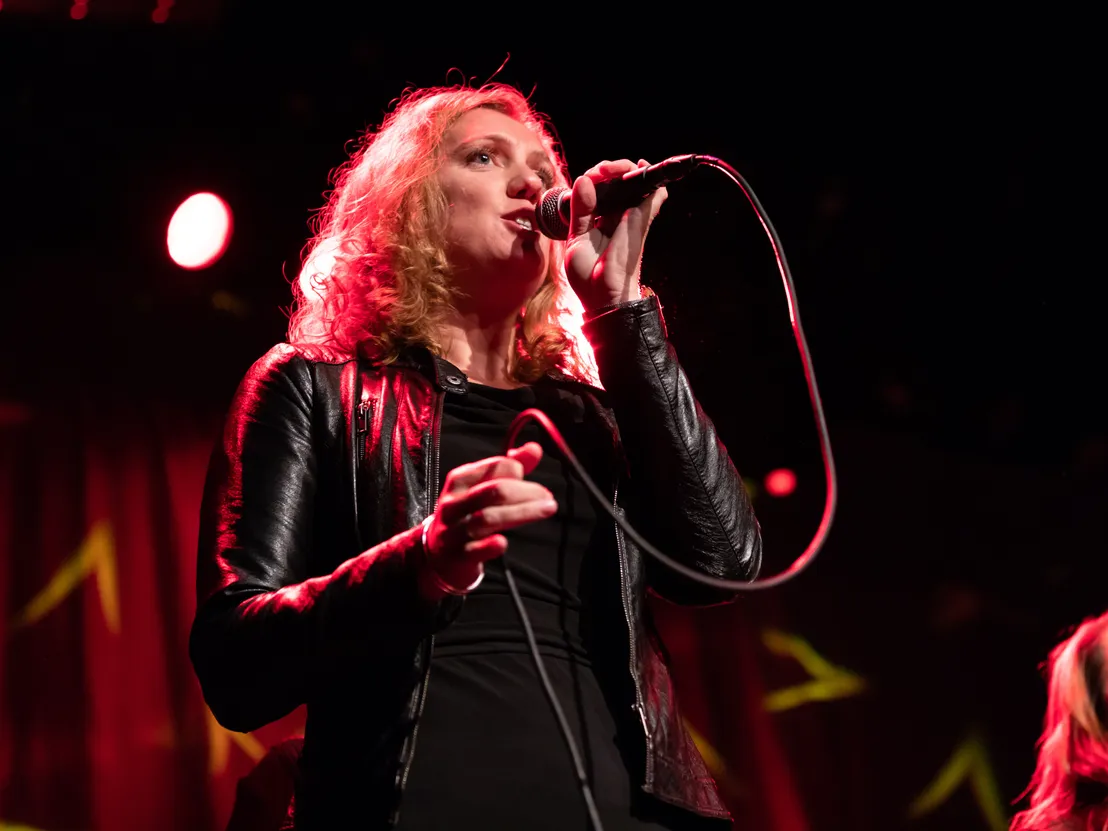 mooie koorzangeres zingt solo