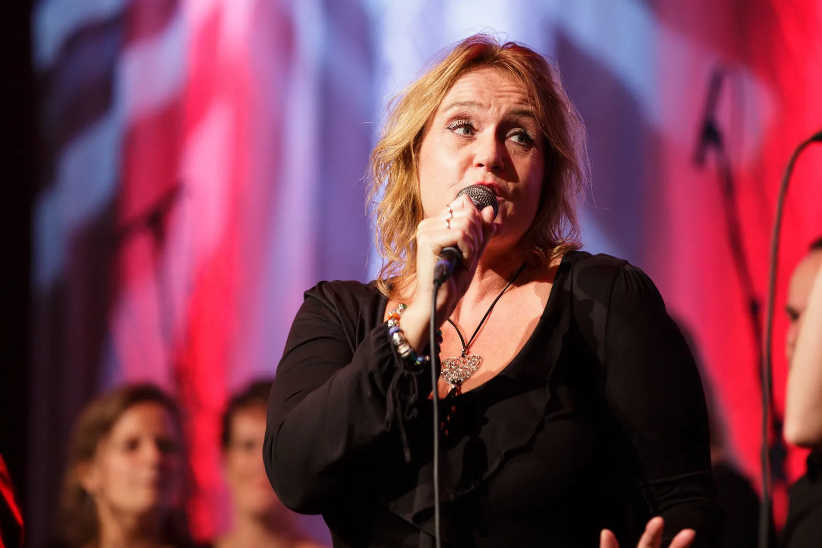 koorzangeres zingt enthousiast